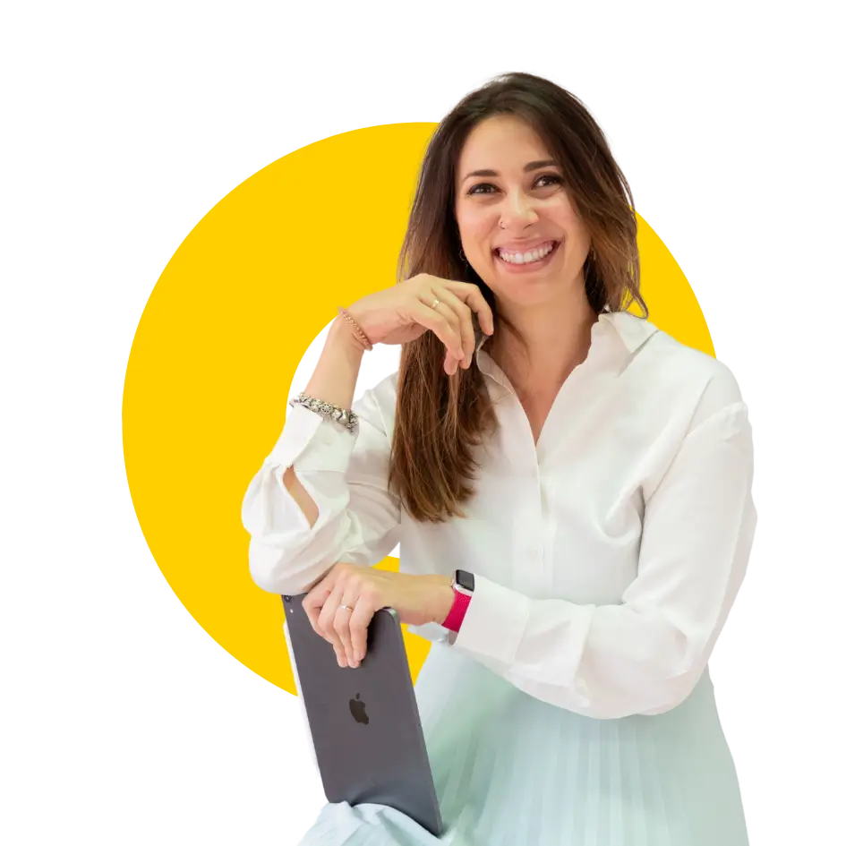 Laura G.Arias con iPad frente a fondo amarillo, hablando de Diseño Web en Daganzo