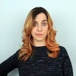 Mujer con pelo ondulado, camiseta negra sobre fondo claro. Esther Morote.