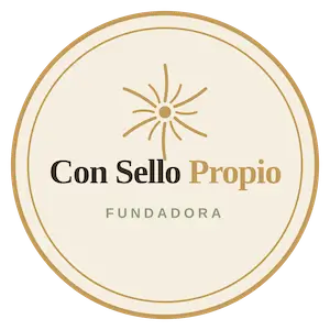 Logotipo circular con un sol naciente, «Con Sello Propio» en negro y dorado, y «FUNDADORA» en gris debajo.